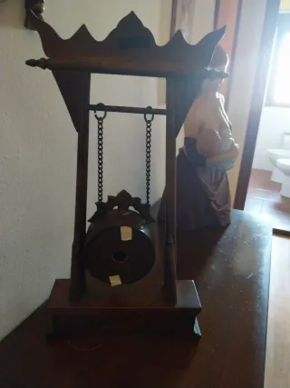 Reloj de sobremesa de madera.