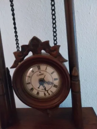 Reloj de sobremesa de madera.