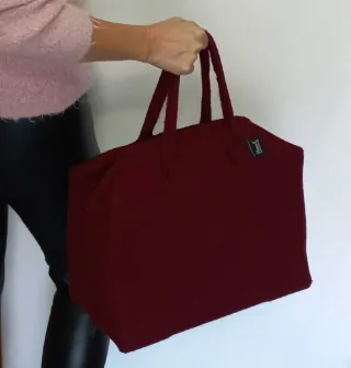 Bolsa de viaje estructurada con cremallera.