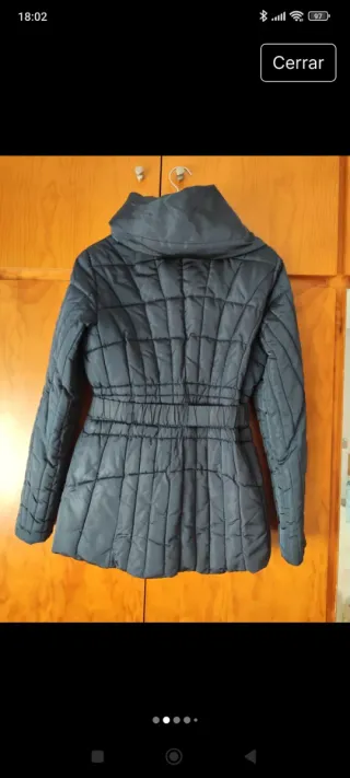 Chaqueta azul acolchada con cinturón marca MEXX