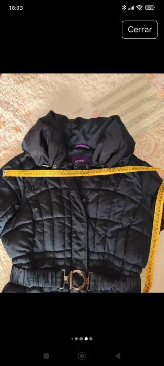 Chaqueta azul acolchada con cinturón marca MEXX