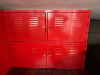 Cajones metálicos rojos