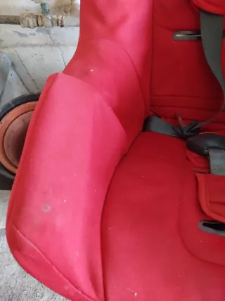 Silla de coche Chicco roja. Hay que limpiarla.