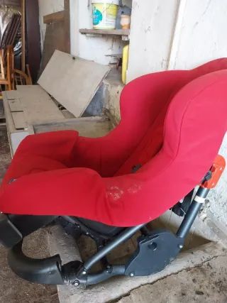 Silla de coche Chicco roja. Hay que limpiarla.