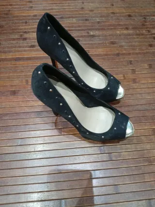 Zapatos de tacón negros con tachuelas