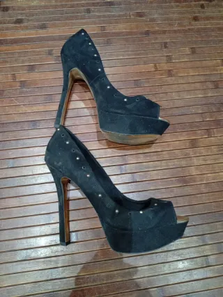 Zapatos de tacón negros con tachuelas