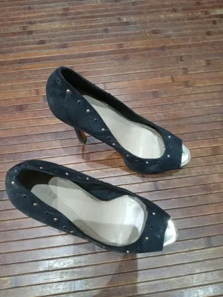 Zapatos de tacón negros con tachuelas