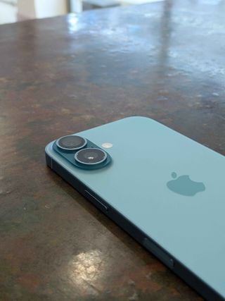 iPhone 16 128GB Teal Seminuevo