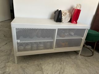 Zapatero blanco y negro metal