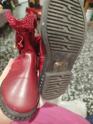 Botas rojas para niña con encaje