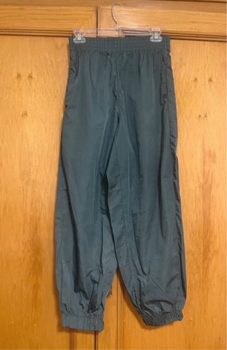 Pantalón impermeable Oysho verde grisáceo.