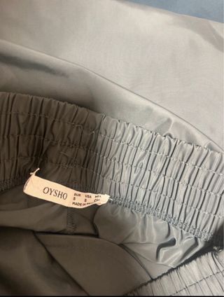 Pantalón impermeable Oysho verde grisáceo.