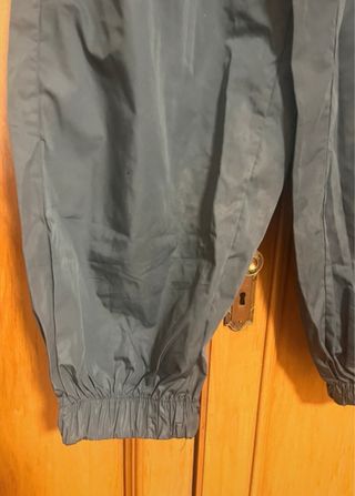 Pantalón impermeable Oysho verde grisáceo.