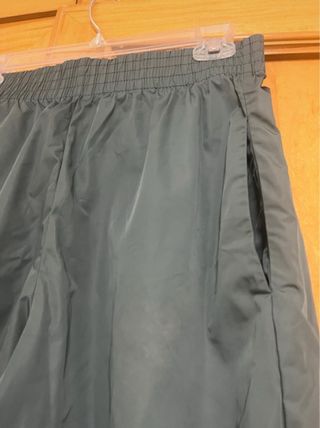 Pantalón impermeable Oysho verde grisáceo.