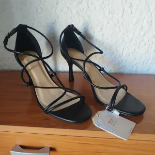 Sandalias Sfera Negras Tira Fina Tacón