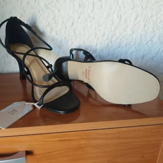 Sandalias Sfera Negras Tira Fina Tacón