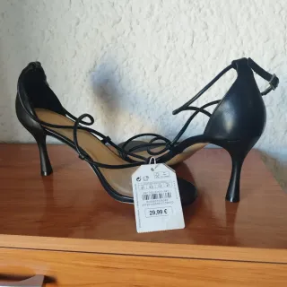 Sandalias Sfera Negras Tira Fina Tacón