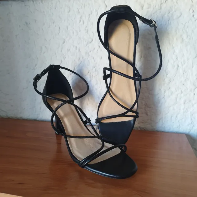 Sandalias Sfera Negras Tira Fina Tacón