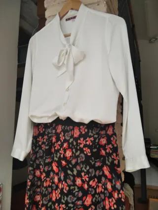 Blusa blanca sedosa con lazada tendencia.