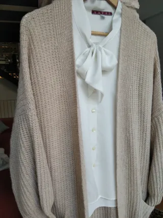 Blusa blanca sedosa con lazada tendencia.