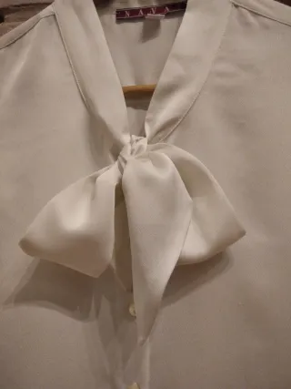 Blusa blanca sedosa con lazada tendencia.