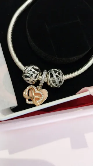 Pulsera Pandora con 3 charms Pandora