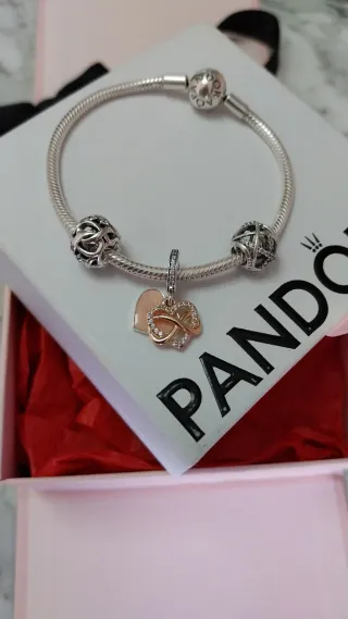 Pulsera Pandora con 3 charms Pandora