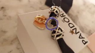 Pulsera Pandora con 3 charms Pandora