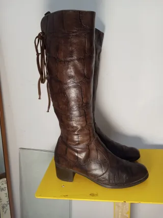 Botas altas de cuero marrón con cordones