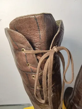 Botas altas de cuero marrón con cordones