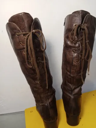 Botas altas de cuero marrón con cordones