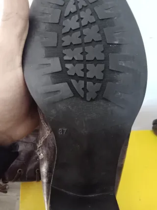 Botas altas de cuero marrón con cordones