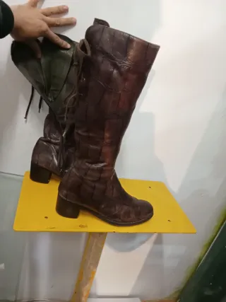 Botas altas de cuero marrón con cordones