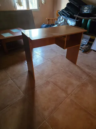 Escritorio de madera marrón