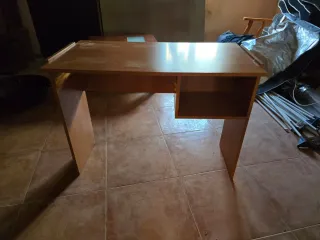 Escritorio de madera marrón