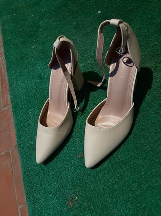Tacones beige con pulsera