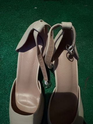 Tacones beige con pulsera