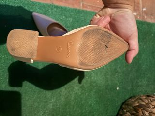 Tacones beige con pulsera