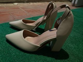 Tacones beige con pulsera