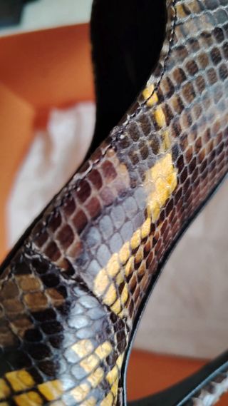 Scarpe con tacco pitonate marroni e oro