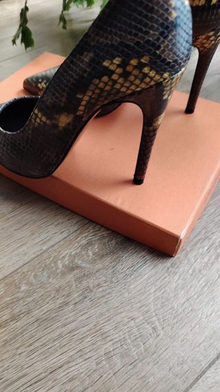 Scarpe con tacco pitonate marroni e oro