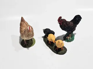 Figuras de gallina, gallo y pollitos Papo