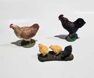 Figuras de gallina, gallo y pollitos Papo