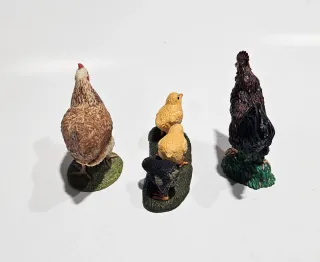Figuras de gallina, gallo y pollitos Papo