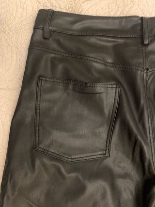 Pantalón efecto piel Zara mujer negro