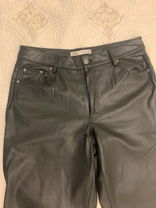 Pantalón efecto piel Zara mujer negro