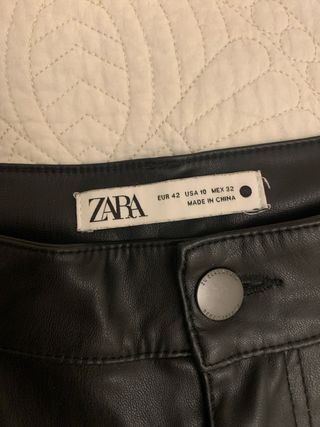 Pantalón efecto piel Zara mujer negro