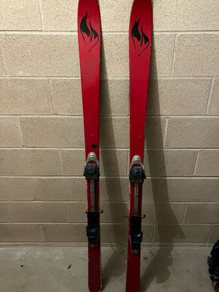 Esquís de travesía rojos 1’70 focas y bolsa