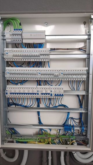 Electricidad, Fontanería