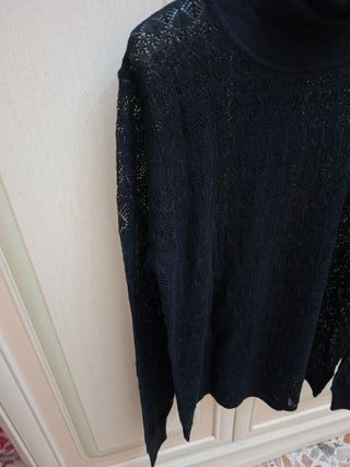 Maglia dolcevita nera in pizzo
